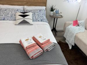 Ένα ή περισσότερα κρεβάτια σε δωμάτιο στο Sunrise BnB - Free Parking