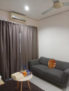 Kota SamarahanTeratak RIZQ的带沙发和桌子的客厅