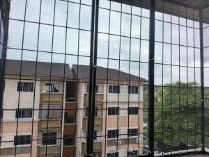 Kota SamarahanTeratak RIZQ的透过窗户可欣赏到建筑的景色
