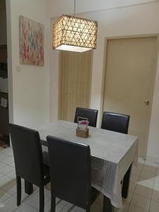 Kota SamarahanTeratak RIZQ的一张餐桌、椅子和一盏灯具