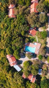 Πισίνα στο ή κοντά στο Cabañas del Bosque