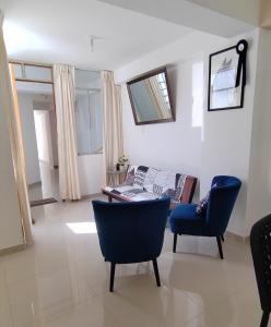 a living room with a couch and two chairs at Apartamento San Jose Tacna 2 habitaciones in Tacna
