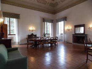 uma sala de estar com uma mesa de jantar e cadeiras em Villa Senni em Scarperia