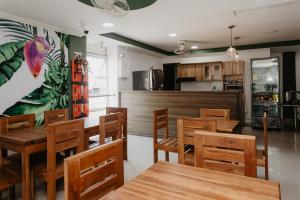 una sala da pranzo con tavoli e sedie in legno di Hotel Plataneras Confort a Turbo