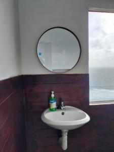 un baño con lavabo y espejo en Nunggalan Octopus 3, en Uluwatu