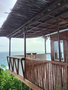 una terraza al aire libre con vistas al océano en Nunggalan Octopus 3, en Uluwatu
