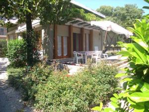 a small house with a table and an umbrella at Villa Lilly in Grado