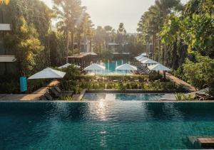 Stay Wellbeing & Lifestyle Resort内部或周边的泳池
