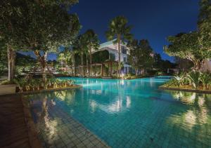 Stay Wellbeing & Lifestyle Resort内部或周边的泳池