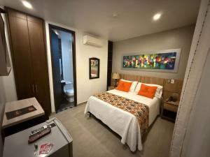 Voodi või voodid majutusasutuse Hotel Ucla Center toas