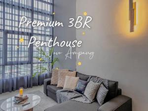 ein Wohnzimmer mit Sofa und Tisch in der Unterkunft Novo Ampang, Luxury Premium 3BR Penthouse, Kuala Lumpur by Cobnb in Kuala Lumpur + 55 Fotos