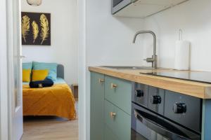 ヴァランスにあるCosy Nest - parking - Netflixのシンクとカウンタートップのあるキッチン +14枚の写真