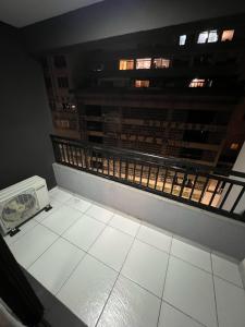 a room with a balcony with a heater and a floor at Studio 604 - Seu refúgio Urbano no Coração de São Paulo - Wifi, Vaga, Academia, Lavanderia, Mercado e Rooftop in Sao Paulo