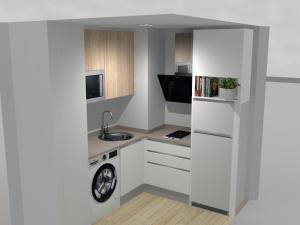 małą kuchnię z białymi szafkami i zlewem w obiekcie Apartamento Valdelagrana w mieście El Puerto de Santa María