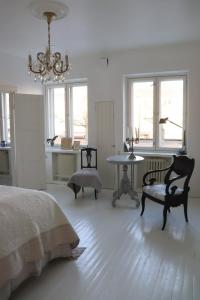 a bedroom with a bed and a table and chairs at Kaunis asunto Pyynikillä in Tampere
