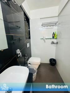 Koupelna v ubytování 2 BR Service Apt Near LnT Business Park Powai