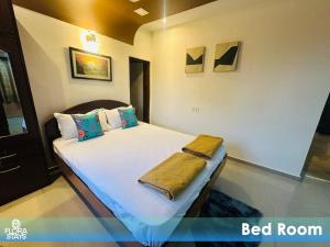 Postel nebo postele na pokoji v ubytování 2 BR Service Apt Near LnT Business Park Powai