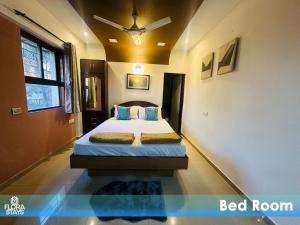 Postel nebo postele na pokoji v ubytování 2 BR Service Apt Near LnT Business Park Powai