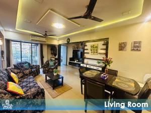 TV a/nebo společenská místnost v ubytování 2 BR Service Apt Near LnT Business Park Powai