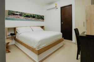 a bedroom with a bed and a desk and a window at Hotel Plataneras Plaza in Apartadó +41 photos