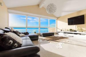 ein Wohnzimmer mit Couch und großem Fenster in der Unterkunft Luxury at Villa Cama - Your dream vacation Rental in Posedarje