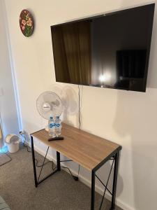 Μια τηλεόραση ή/και κέντρο ψυχαγωγίας στο Riseonic Properties