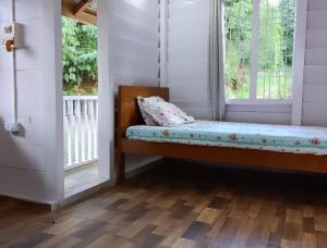 ein kleines Zimmer mit einer Bank vor einem Fenster in der Unterkunft Bohang cottage in Hong + 5 Fotos