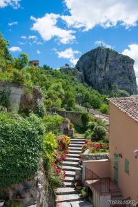 a stairway with a mountain in the background at La maison d'Eddy et Caro aux Portes du Verdon in Trigance