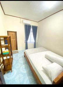 Ένα ή περισσότερα κρεβάτια σε δωμάτιο στο Cendana Guesthouse-Labuan Bajo