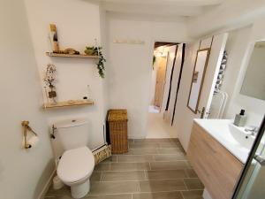 Koupelna v ubytování Maison au calme proche A4 Disney Petit déjeuner possible + 15 fotografií