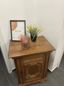 a small wooden table with a hat on it at Baierrefreies Apartment Stielzchen Steinbeck in Recke