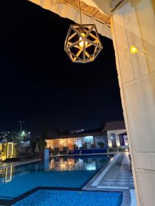 Bazén v ubytování Hotel Sparkle Inn nebo v jeho okolí
