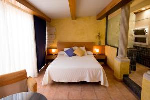Säng eller sängar i ett rum på Hotel Plaça