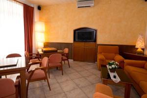 TV a/nebo společenská místnost v ubytování Hotel Plaça