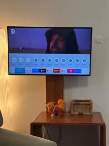 A television and/or entertainment centre at Varsányi Home- extra location in the heart of Buda