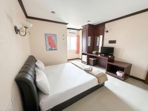 黎府拜蚌大酒店的带床和电视的客厅