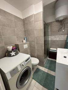 A bathroom at Varsányi Home- extra location in the heart of Buda Még 37 kép