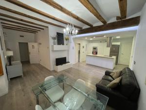 a living room with a glass table and a couch at Amplio apartamento en centro histórico in Valencia