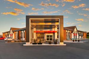 een weergave van een gebouw met een parkeerplaats bij Comfort Inn in Saint Thomas