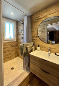 a bathroom with a sink and a mirror at La maison d'Eddy et Caro aux Portes du Verdon in Trigance