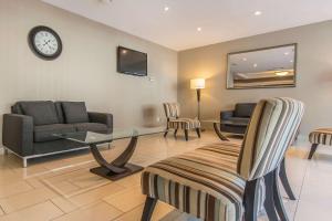 TV a/nebo společenská místnost v ubytování Comfort Suites Downtown