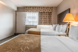 Postel nebo postele na pokoji v ubytování Comfort Suites Downtown