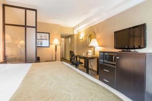 Kuchyň nebo kuchyňský kout v ubytování Comfort Suites Downtown