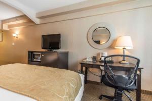 Postel nebo postele na pokoji v ubytování Comfort Suites Downtown