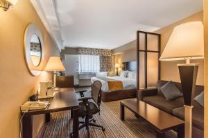 Postel nebo postele na pokoji v ubytování Comfort Suites Downtown