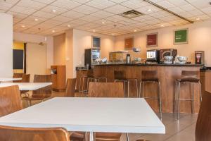 Příslušenství pro přípravu čaje a kávy v ubytování Comfort Suites Downtown