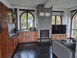 ein Wohnzimmer mit Kamin und Fernseher in der Unterkunft Lake View Tower in Ghiffa + 16 Fotos
