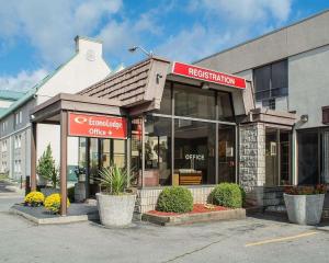 a restaurant with a sign on the front of a building at Econo Lodge By the Falls in Niagara Falls