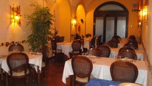 リエーティにあるホテル エウロパのテーブルと椅子が置かれたダイニングルーム