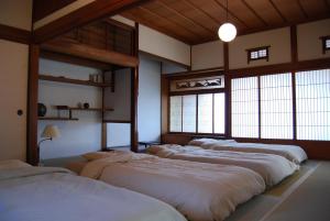 三豊市にある一軒宿 百々 private house rental doudouの窓のある部屋に並んだベッド